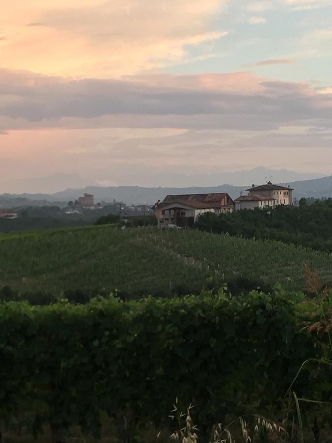 Bed and Breakfast Cascina Baresane Альба Екстер'єр фото