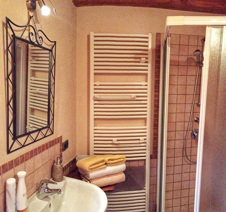 Bed and Breakfast Cascina Baresane Альба Екстер'єр фото