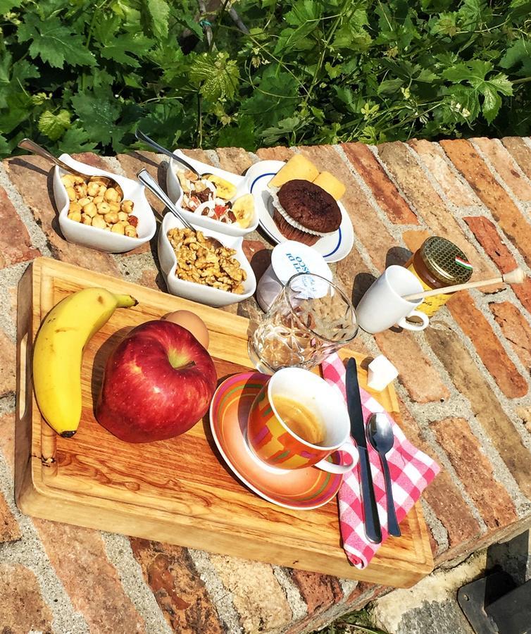 Bed and Breakfast Cascina Baresane Альба Екстер'єр фото