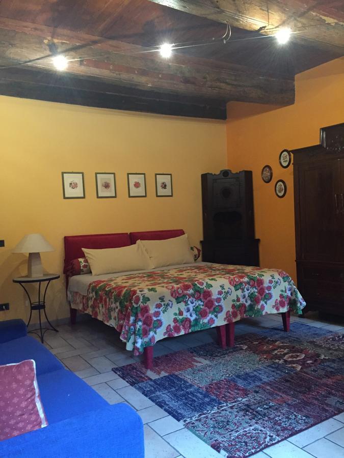 Bed and Breakfast Cascina Baresane Альба Екстер'єр фото
