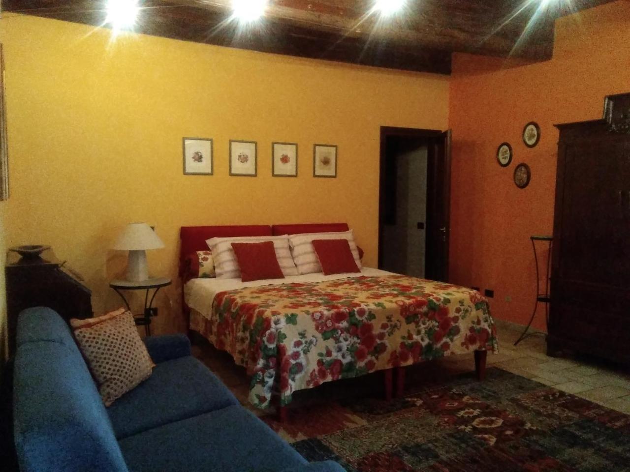 Bed and Breakfast Cascina Baresane Альба Екстер'єр фото