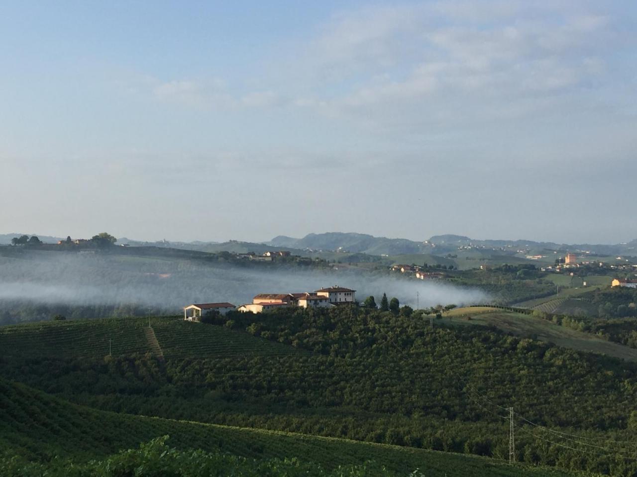 Bed and Breakfast Cascina Baresane Альба Екстер'єр фото