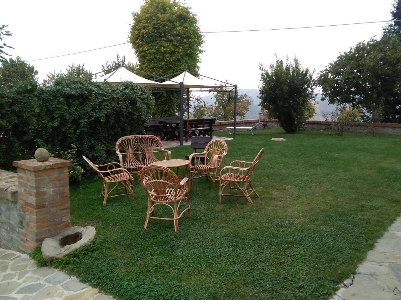 Bed and Breakfast Cascina Baresane Альба Екстер'єр фото