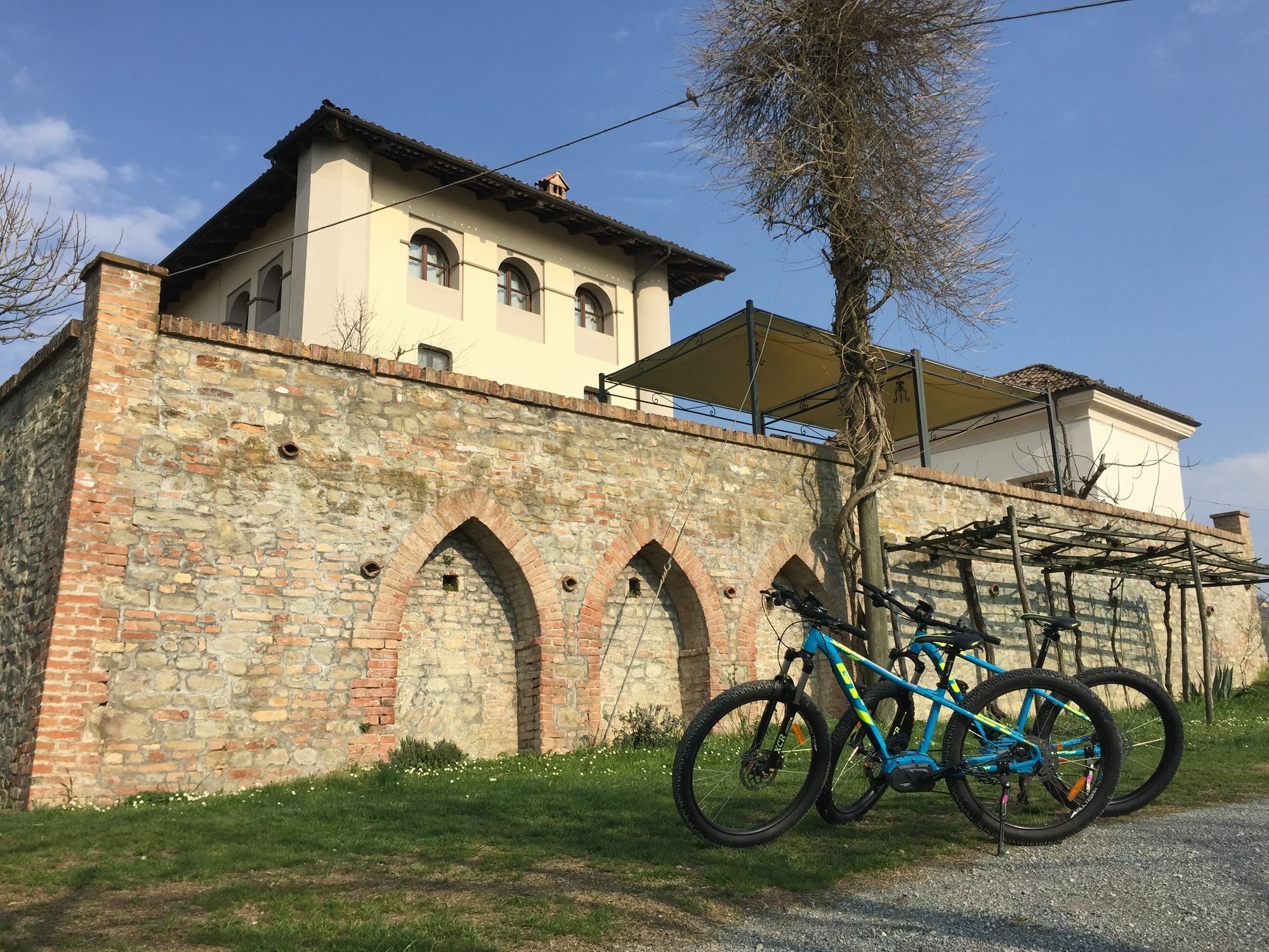 Bed and Breakfast Cascina Baresane Альба Екстер'єр фото